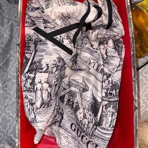 Women’s Gucci Sneaker Size 7